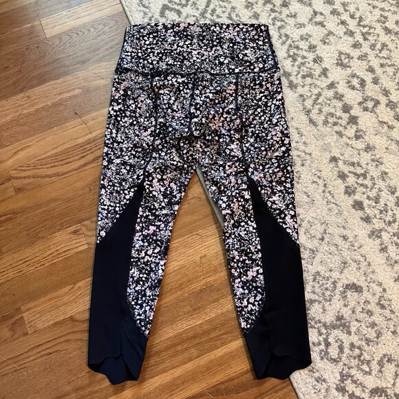 LULULEMON ATHLETICA Wunder Under Crop II Roll Down Scallop 10 | 24" black floral - Picture 5 of 11